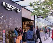 Menschen vor Amazon Go-Filiale