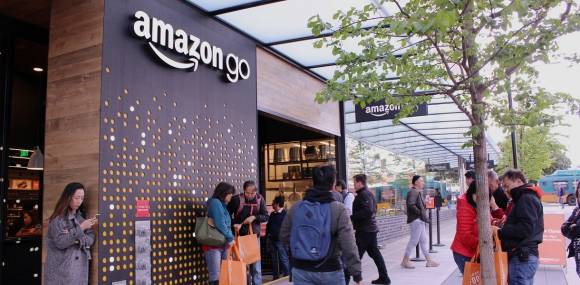 Menschen vor Amazon Go-Filiale 