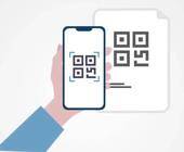 Symbolbild zeigt Hand mit Smartphone, einen QR-Code scannend