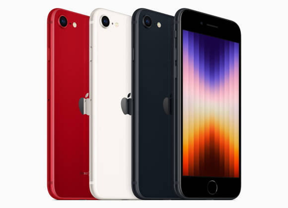 Das Foto zeigt das iPhone SE in drei verschiedenen Farben von hinten und eines von vorne