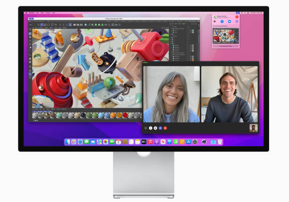 Das Studio Display zeigt zwei Personen im Video-Chat; im Hintergrund ist eine komplexe Illustration zu sehen