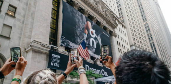 Plakat von On Running an der New Yorker Börse 