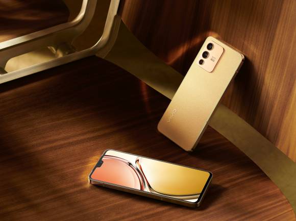 Vorder- und Rückseite des goldfarbenen Vivo V23 5G 