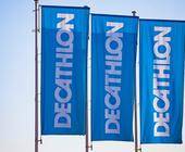 Smartphone mit Decathlon-Logo auf dem Display