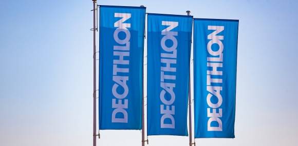Smartphone mit Decathlon-Logo auf dem Display 