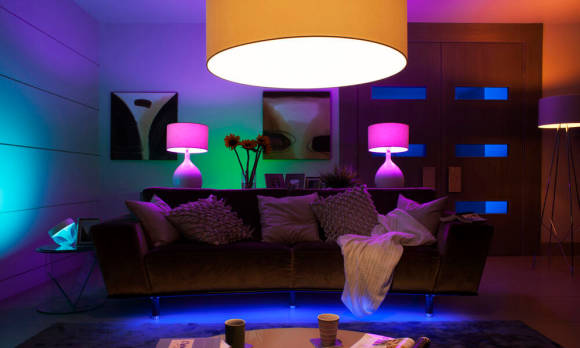 Das Foto zeigt ein Wohnzimmer mit buntem, stark gedämpften Licht