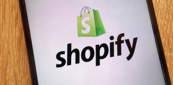 mobiles Gerät mit shopify-Logo 