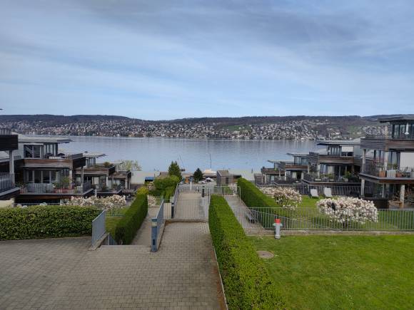 Beispielbild aus der Hauptkamera zeigt ein Wohnquartier am See