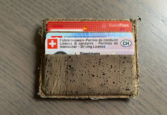 In einem Etui stecken SwissPass, ID und Führerausweis