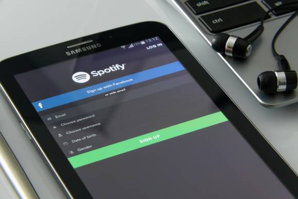 Ein Samsung-Tablet zeigt die Spotify-App 