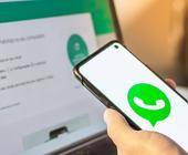 Mensch mit Smartphone und WhatsApp