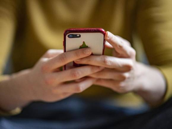 Hände, die ein Smartphone halten 