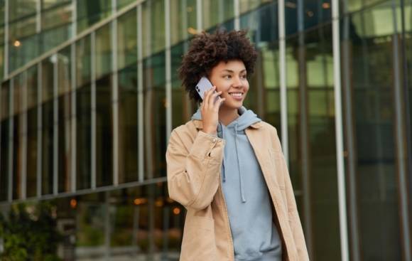 Frau telefoniert mit ihrem Handy 