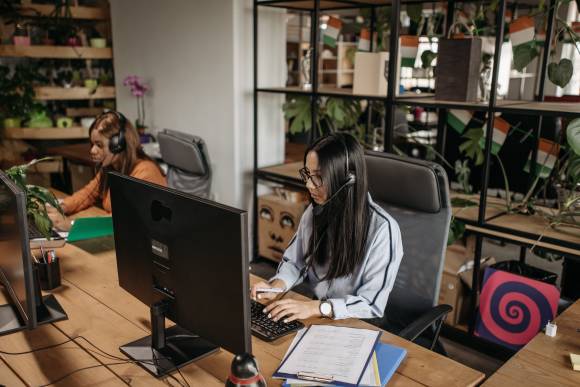 Zwei Callcenter-Mitarbeiterinnen 