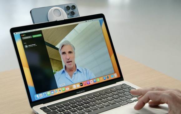 Kein Entriegeln, sondern sofort loslegen: das iPhone als kabellose Webcam Das Foto zeigt ein MacBook Pro, an dessen Display ein iPhone als Webcam montiert ist