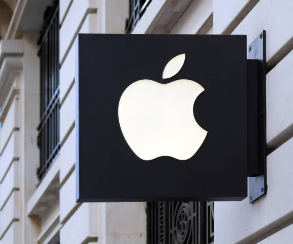Ein Apple-Logo an einer Gebäudewand 