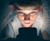 Junge mit Smartphone