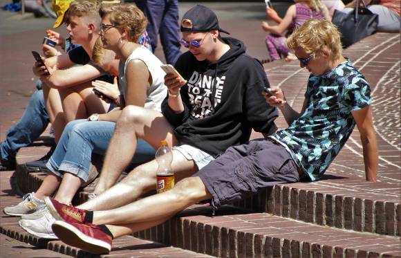 Teenager mit Handy in der Hand 