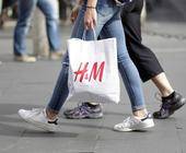 Person mit H&M-Tüte