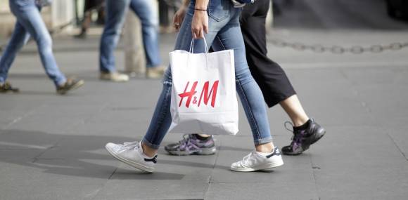 Person mit H&M-Tüte 