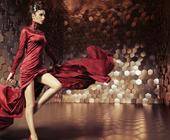 Frau im Designer-Kleid