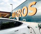 Auto an einer Migros-E-Ladestation