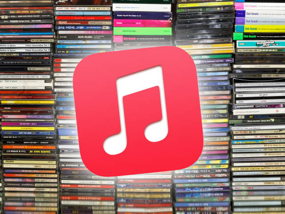 Im Vordergrund steht das Symbol der Musik-App von Apple; im unscharfen Hintergrund sind einige Stapel mit CDs zu sehen 