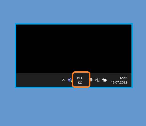 Das Sprachumschalter-Symbol im Infobereich finden viele User überflüssig Der Infobereich eines Windows 11 (hier im Dark Mode) mit aktivem Sprachumschalter-Symbol