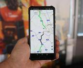 Die Autobahn-App auf einem Smartphone zeigt einen Autobahnabschnitt um Köln und Düsseldorf