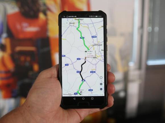 Die Autobahn-App auf einem Smartphone zeigt einen Autobahnabschnitt um Köln und Düsseldorf 
