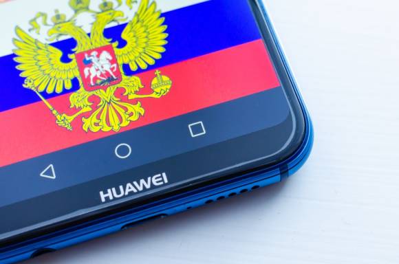 Huawei-Smartphone mit russischer Flagge auf dem Display 