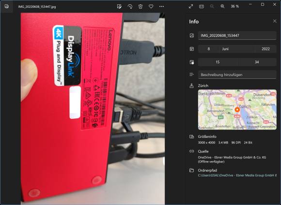 Foto einer Docking-Station, geöffnet in der Fotos-App, die Dateiinfos zeigen den Kartenausschnitt mit dem Ort der PCtipp-Redaktion