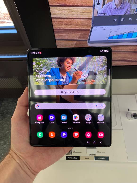 Galaxy Fold4 aufgeklappt in der Hand