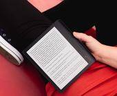 Ein Tolino E-Reader Epos 3 in der Hand einer Person