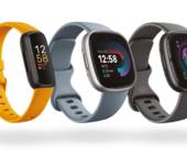 Der Fitnesstracker und die zwei neuen Smartwatches mit gelbem, grauem und schwarzem Armband