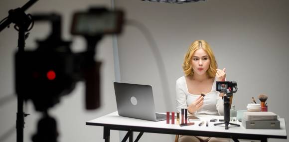 Junge Influencerin beim Livestream-Verkauf 