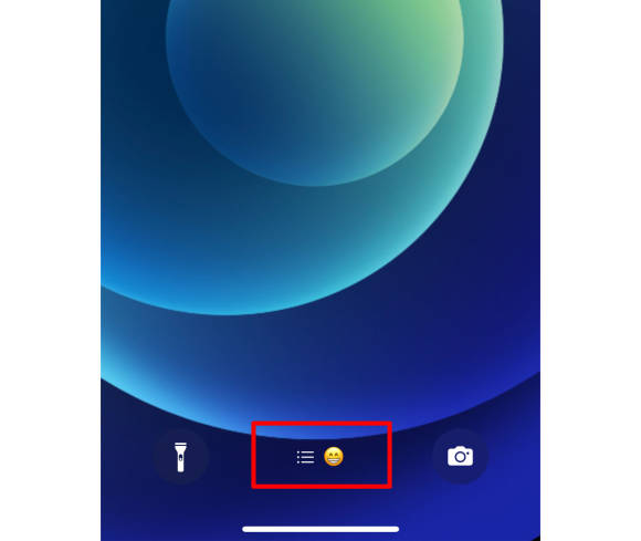 Screenshot zeigt iPhone-Lockscreen mit einem Grinse-Emoji 