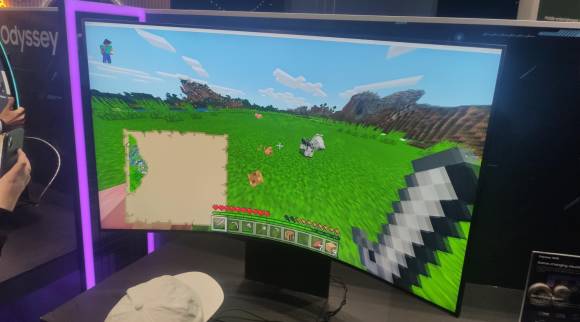 Auf einem grossen gekrümmten Display ist das Spiel Minecraft zu sehen