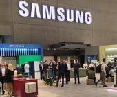 Messestand von Samsung, mit mehreren Besuchern