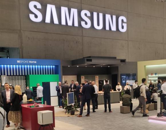 Messestand von Samsung, mit mehreren Besuchern 