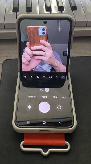 Galaxy Flip4 halb aufgeklappt mit aktiver selfiekamera