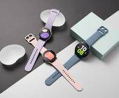 Dreimal die Galaxy Watch5 mit rosa, lila und grauem Armband