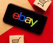 Smartphone mit eBay-Schriftzug
