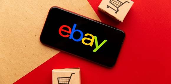 Smartphone mit eBay-Schriftzug 