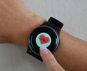 Die Emporia Smartwatch am Handgelenk einer Person