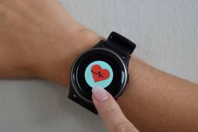 Die Emporia Smartwatch am Handgelenk einer Person 