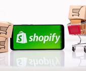 Smartphone mit Shopify-App