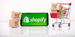 Smartphone mit Shopify-App 
