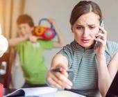Gestresste Mutter im Homeoffice