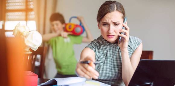 Gestresste Mutter im Homeoffice 